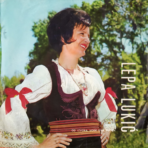 Od izvora vode dva putića