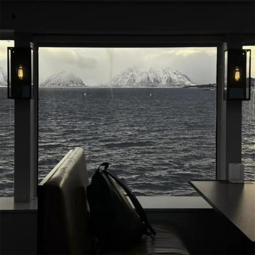 朝阳升起于灿烂的海