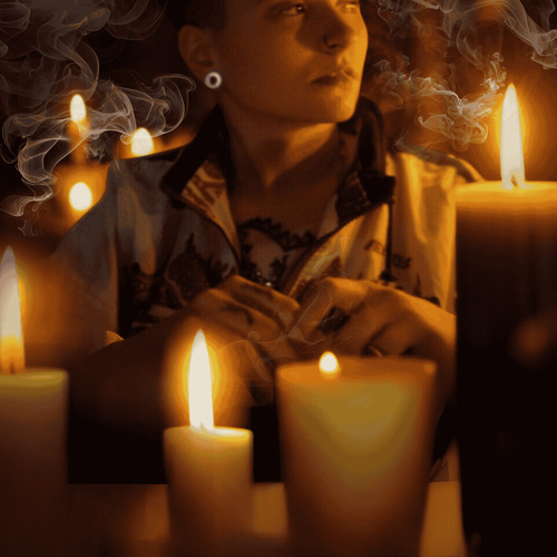 zostawiła tylko stringi