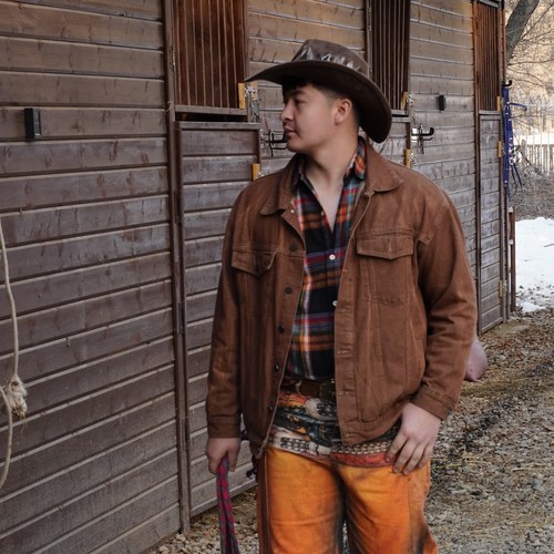 《星尘落肩，踏荒寻光》