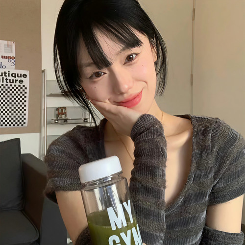 山茶花不懂白玫瑰