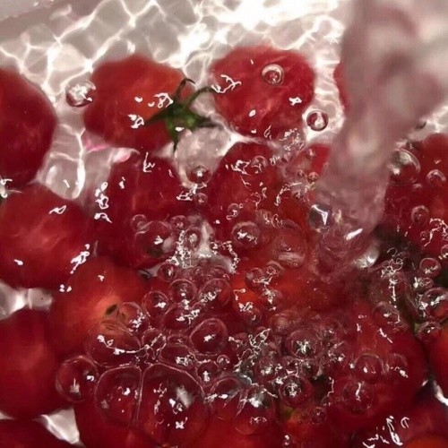 像暗杀似的绕到背后突然拥抱你