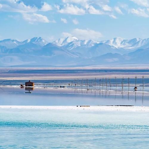 远方被困在了梦境中的诗里。