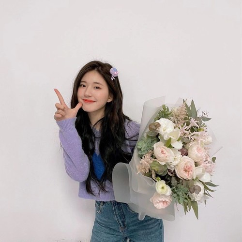 人归落雁后，思发在花前