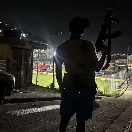 D DIA ELE TRAFICA D NOITE COME PIRANHA (Explicit)