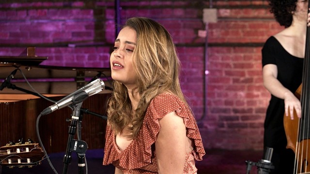 Nicolle Horbath - Regálame la Silla Donde Te Esperé (Live)