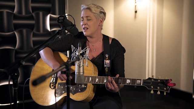 Catherine Britt - Whiskey Lullaby