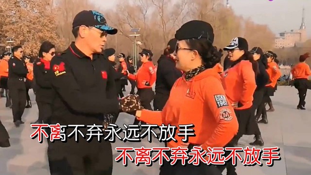 夏红英 - 等你在那相思的路口 (水兵舞版)