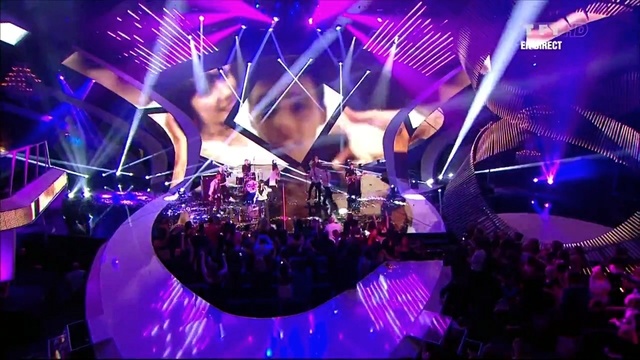 Carly Rae Jepsen - Call Me Maybe + Tonight I'm Getting Over You (NRJ Music Awards 2013 Live)