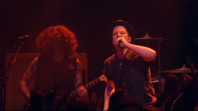 Fall Out Boy - My Songs Know What You Did in the Dark (Light Em Up) (VEVO Presents: Live in London)