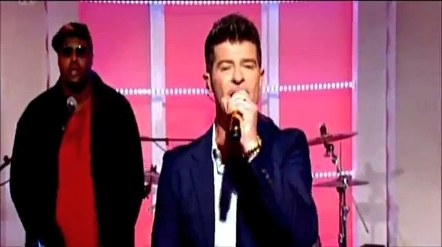 Robin Thicke - Blurred Lines (Live)
