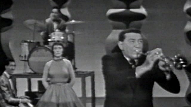 Louis Prima - When You're Smilin' (Live)