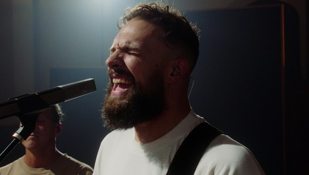 Chris Burns - Waking Me Up (Live)