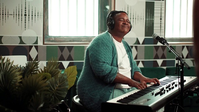 Makhanj - Awuboni(feat. Nia Pearl, Zani, Makhanj & Teddy Moloi)