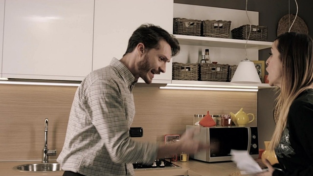 Two Fingerz - B&W (Contro la crisi)