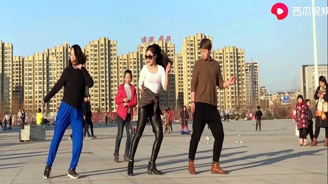 广场舞 - 80后跳广场舞有点不好意思 (广场舞)