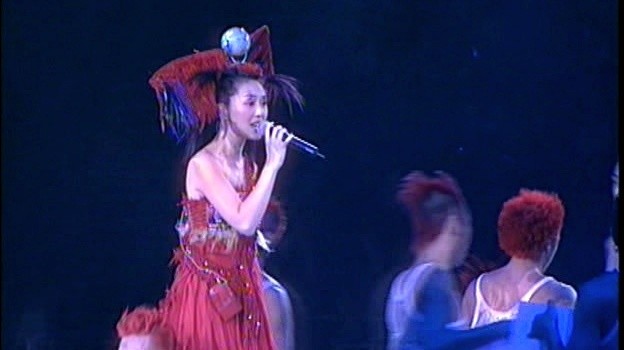 杨千嬅 - 热血青年 (2002 Live)