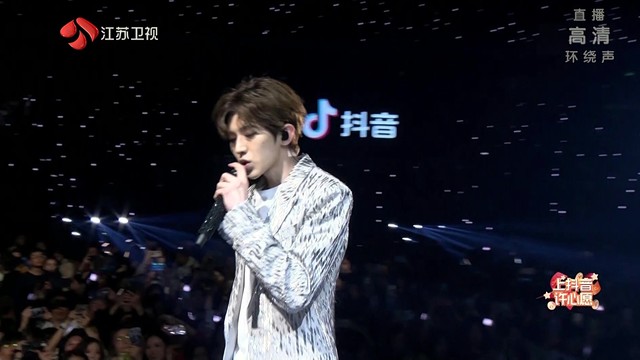 蔡徐坤 - 重生 (“用奋斗点亮幸福”抖音2020江苏卫视跨年演唱会)