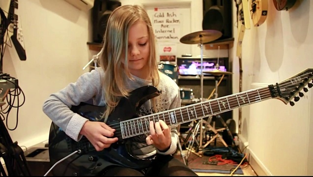 演奏曲 - 国外十岁小女孩电吉他演奏《卡农》，电子风十足，不一样的感觉。