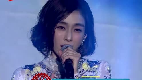 范玮琪 - 是非题 (四川卫视2017花开天下跨年演唱会)