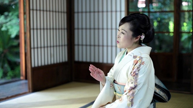 秋山涼子 - 口紅未練