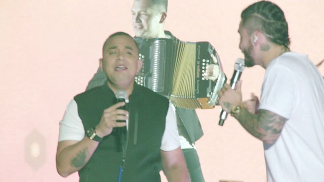 Felipe Pelaez - Vivo Pensando En Ti (Live)