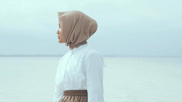 Fatin - Jingga (Official Music Video)