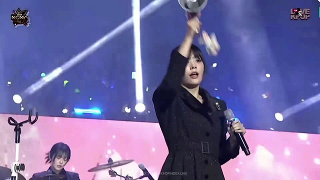 QWER - 고민중독 (Live at 2024 KGMA颁奖礼) (烦恼中毒)