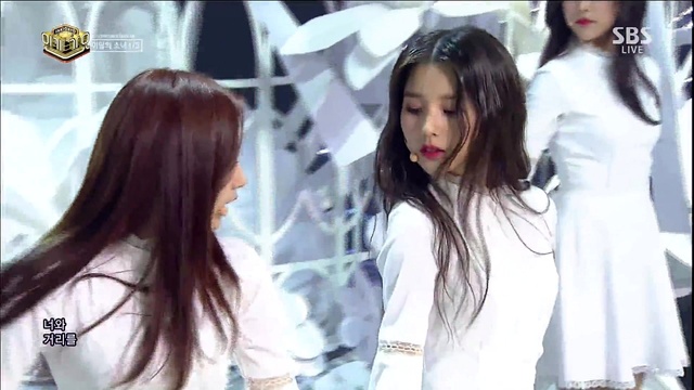 本月少女 1/3 - 알 수 없는 비밀 (Sonatine) (Live At 人气歌谣 2017/04/30) (Live) (无从知晓的秘密)