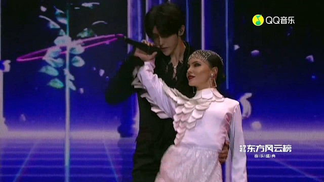 蔡徐坤 - 蔡徐坤大舞台首秀《情人》再现经典飞吻动作 (第27届东方风云榜音乐盛典颁奖礼)