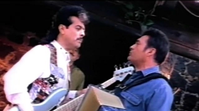 Los Tigres Del Norte - Mi Sangre Prisionera (Chyron) (Live)