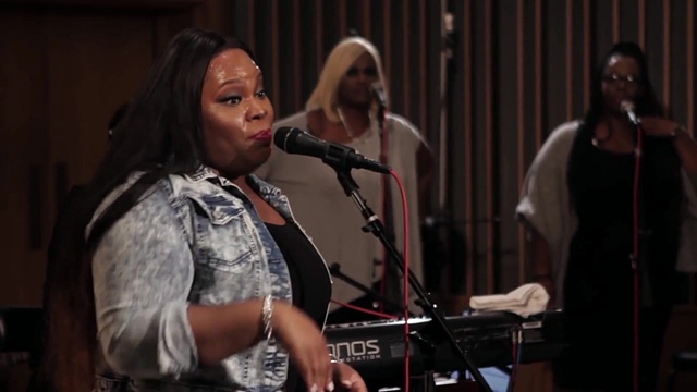 Tasha Cobbs - Put A Praise On It (Live)