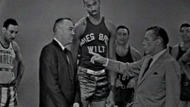 Wilt Chamberlain - Wilt Chamberlain vs. Harlem Globetrotters: Trick Shots (Live On The Ed Sullivan Show, October 18, 1959)