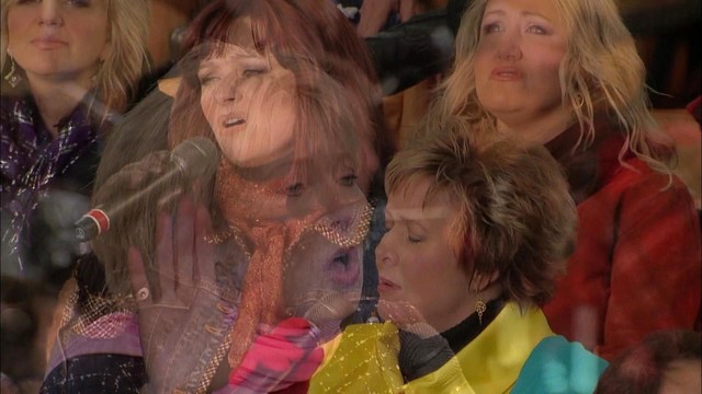 Bill & Gloria Gaither - I See A Crimson Stream (Live)