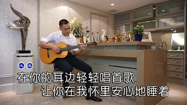 吴歌 - 在你的耳边轻轻唱首歌 (伴奏版)