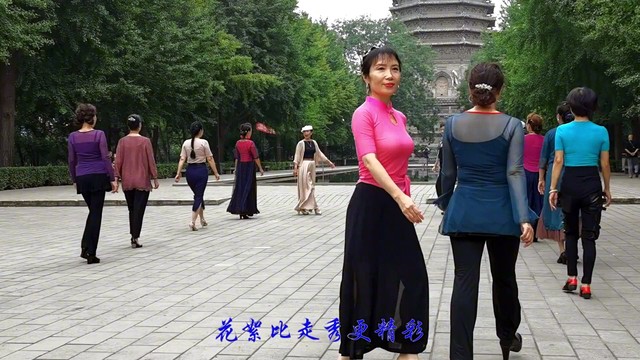 广场舞 - 花絮：小红和玲玲没有来，走秀出现的笑话真是乐翻天！玲珑广场舞 (广场舞)