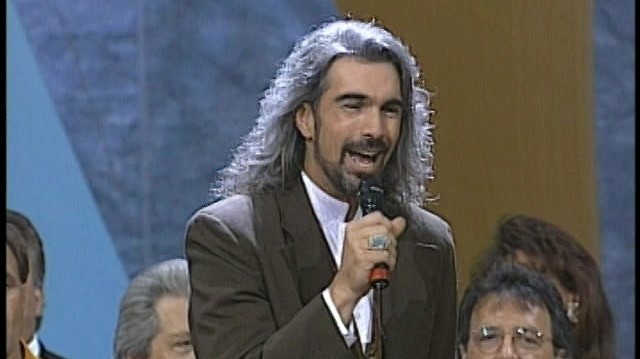 Bill & Gloria Gaither - Sweeter As The Days Go By (Live)