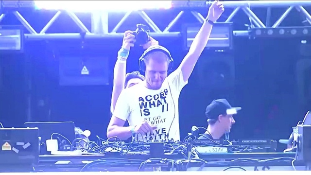 Armin Van Buuren - Faded (Live)