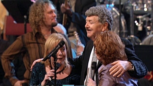 Bill & Gloria Gaither - Sweeter As The Days Go By (Live)