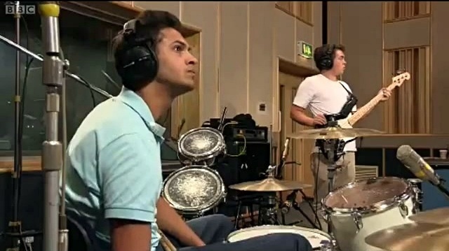 Bombay Bicycle Club - Shuffle (Live)