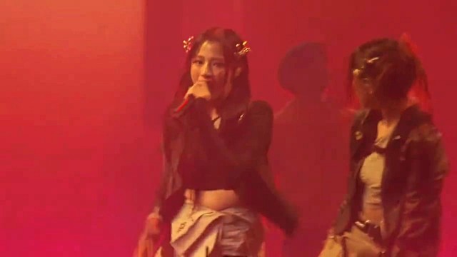 NewJeans - 登神 (GODS) (Live)
