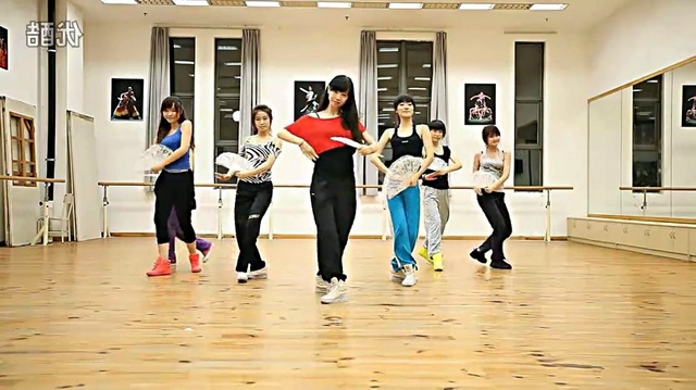 舞蹈视频 - 【七朵组合】一代咏春练习室高清版【镜面】【转】 (饭制版)