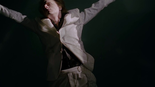 Piotr Zioła - Choć czuły gest tu radości niesie mniej, to krzywda nie rozlewa łez