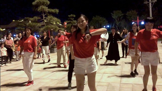 广场舞 - 57步鬼步舞《风的季节》 (广场舞)