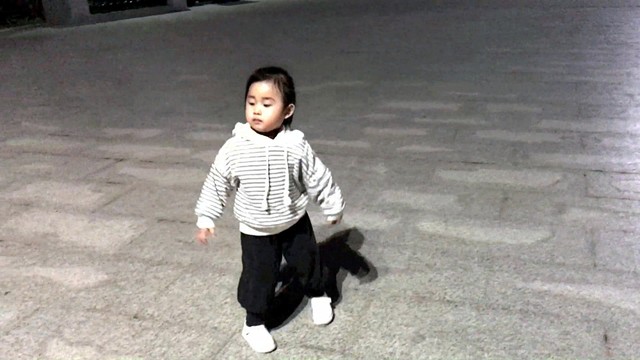 广场舞 - 好可爱的宝贝，跳的真棒，太有意思了！ (广场舞)