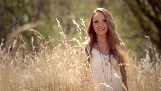 Danielle Bradbery - Young In America (歌词版) (中文字幕版)