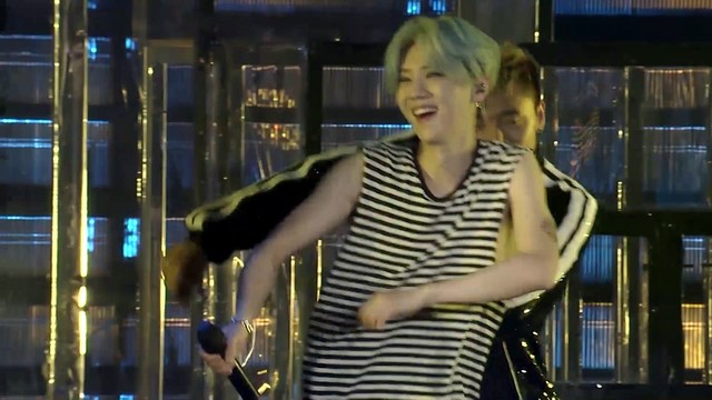 鹿晗 - 超级英雄 (2016鹿晗重启Reloaded巡回演唱会上海站)