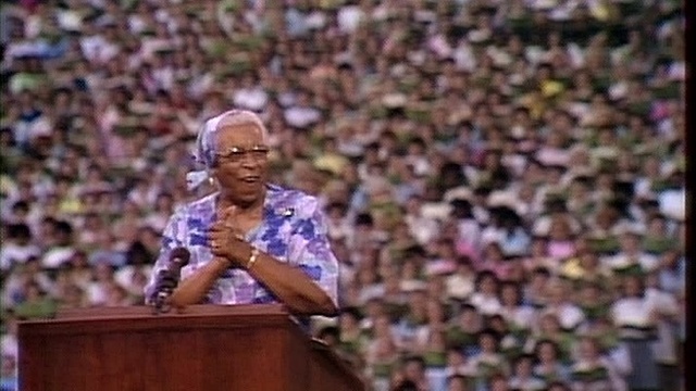 Bill & Gloria Gaither & Their Homecoming Friends - His Eye Is On the Sparrow (Live)