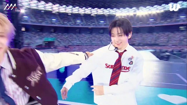 KickFlip - INTRO + My First Love Song (2025 AAA颁奖典礼现场)