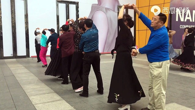 广场舞 - 广场舞交谊舞四步拉花,带着流浪的情话,一起走天涯 (广场舞)